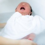 赤ちゃんのフケは乾燥やシャンプーが原因？取り方や治療・対策は？